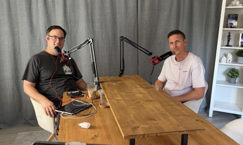 Sven-Michael Jacobs und Nico Leiser bei der Aufnahme im „Home-Studio“ in Leisers Wohnzimmer