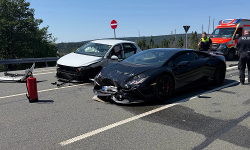 Beide Autos mussten abgeschleppt werden.
