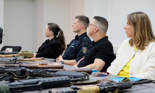 Mitarbeiter der Waffenbehörde wurden in der vergangenen Woche von Experten der Polizei Goslar im sicheren Umgang mit Waffen geschult. 