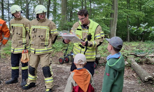 Die Feuerwehr probte mit den Kindern der " „Waldfüchse" den Ernstfall.