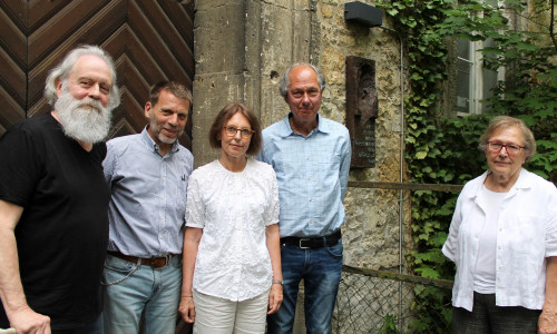Bei der Reliefenthüllung (v.li.): Künstler Denis Stuart Rose, der ehemalige Pastor Thomas Capelle, Dr. Regine Meyer- Arlt, Pressesprecherin der Westermannverlagsgruppe, Mitinitiator Uwe Otte und Edelgard Hahn, zweite stellvertretende Bürgermeisterin der Gemeinde Lehre.