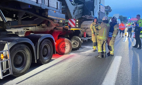 Einsatzkräfte am Schwertransporter (Archiv)