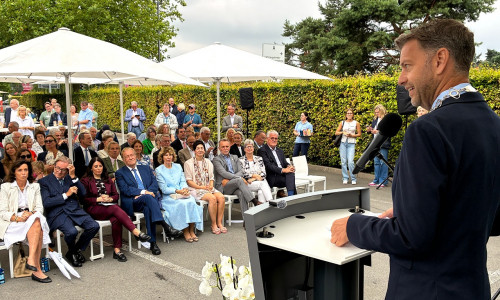 Oberbürgermeister Dennis Weilmann bei der Namensgebung der Carl Hahn Brücke.
