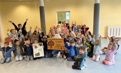Kita-Leiterin Simone Bartels (Mitte) und die Kindergartenkinder freuen sich gemeinsam: Die Kita Ohlhof ist jetzt offiziell Teil der "Allee der Zukunft".