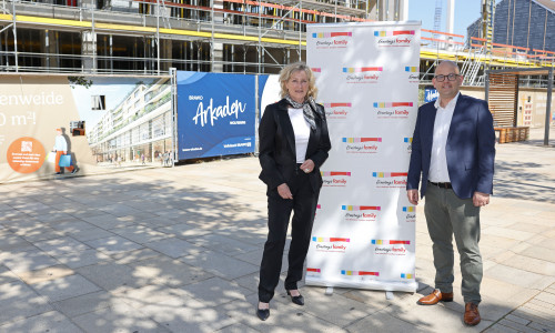 Claudia Kayser, Leiterin der Direktion Wolfsburg, und Jan-Hendrick Bernhardt, Expansionsleiter bei Ernsting’s family, vor dem ersten Bauabschnitt der BRAWO Arkaden in Wolfsburg. 