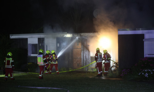 Aus bislang ungeklärter Ursache geriet in der vergangenen Nacht ein Reihenmittelhaus (Bungalow) in Brand.