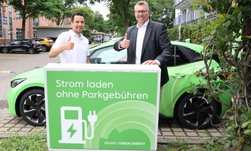 Marcus Flentje (li.), Projektleiter BRAWO Green Energy, und Michael Wittchow, Leiter der Direktion Braunschweig der Volksbank BRAWO, an der neuen Ladeinfrastruktur am Stöckheimer Markt.
