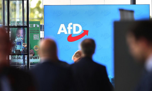 AfD-Logo auf Parteitag am 04.07.2026