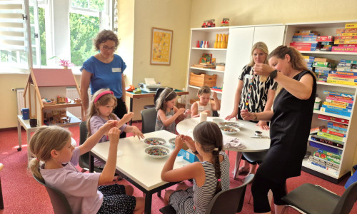 Eine Bastelaktion ist Teil des bunten Nachmittags im Bündheimer Schloss. 