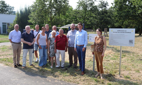 v.l.n.r.: Olaf Marotz (Ortsbürgermeister Vechelde/Vechelade), Günther Wolters, Stefan Wilke (beide Ortsratsmitglieder Vechelde/ Vechelade), Katrin Voßhagen (Gemeinderatsmitglied), Rainer Isensee (Fachdienstleitung Hoch-/Tiefbau), Ursula Raabe, Stefan Ring, Georg Raabe (alle Ortsratsmitglieder Vechelde/ Vechelade), Felix Scholz (Fachdienstleitung Liegenschaften), Tobias Grünert (Gemeinde-Bürgermeister), Britta Schwartz-Landeck (Erste Gemeinderätin).