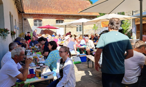 Das Schöninger Bürgerfrühstück findet auch 2026 wieder im Hof des Alten Gefängnisses statt.