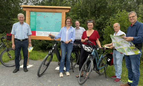 Bei der Enthüllung der Tafel (von links): Detlef Sorgatz (Team Weddel), Kerstin Geffers (Fahrradmobilitätsbeauftragte, Landkreis), Torsten Ruhe (Leiter Wirtschaftsbetriebe) Franziska Ewers (Nachhaltigkeitskommunikation, Landkreis), Harald Koch (Ortsbürgermeister Weddel), Detlef Kaatz (Gemeindebürgermeister Cremlingen).