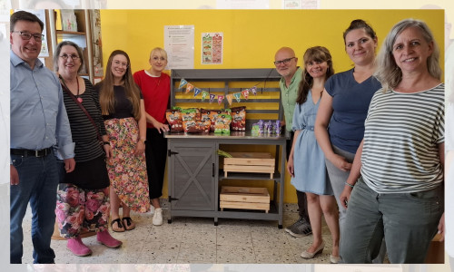 Freuen sich über die Eröffnung des neuen Fairteilers im Haus der Familie in Salzgitter-Lebenstedt (v. l.): J. Selke-Witzel (Katholische Kirche Salzgitter), C. Höft (foodsharing), J. Giese (foodsharing), H. Müller (Caritasverband Salzgitter), A. Janizki (Caritasverband Salzgitter), J. Tschaban (foodsharing), T. Haßdenteufel (Katholische Familien-Bildungsstätte Salzgitter) und S. Temborius (Katholische Familien-Bildungsstätte Salzgitter).