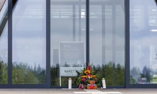 Vor dem Eingang wurden unter anderem Blumen niedergelegt.