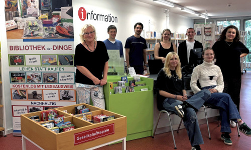 Neue Ordnung, bewährte Vielfalt: Das Team der Stadtbibliothek präsentiert das Ergebnis der Umräumaktion. 