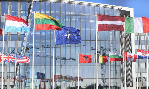 Nato-Fahnen (Archiv)