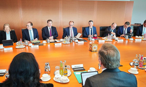 Merz bei Kabinettssitzung (Archiv)
