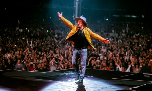 Mit dem italienischen Rock- und Bluesstar Zucchero steht ein internationaler Top-Act auf der Lagunenbühne.