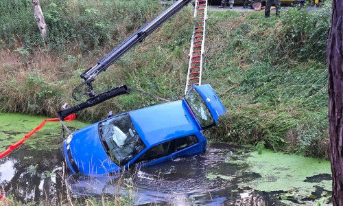 Ein Abschleppdienst mit Kran im Einsatz (Archiv)