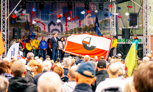 Bei der offiziellen Staffelstabübergabe von der bisherigen zur neuen Ausrichterstadt fällt der Startschuss für den Internationalen Hansetag 2027 in der Löwenstadt. Braunschweigs Bürgermeisterin Cristina Antonelli-Ngameni nimmt den Staffelstab in Stargard entgegen.