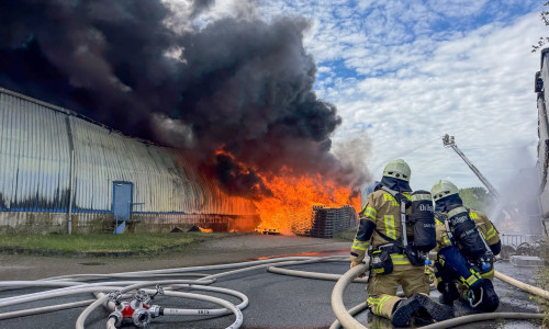Die Halle stand in Flammen.