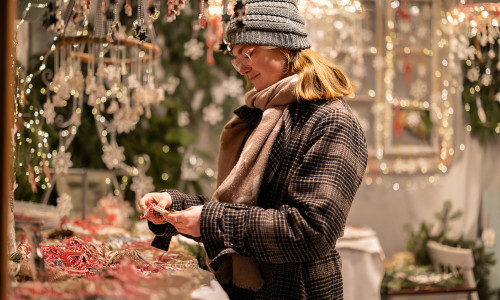 In der Wechselhütte auf dem Braunschweiger Weihnachtsmarkt können Kunsthandwerkerinnen und Kunsthandwerker vom 25. November bis zum 23. Dezember jeweils eine Woche lang ihre Waren anbieten. 