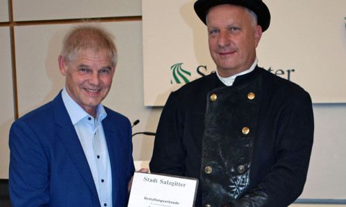 Sascha Ordowski (re.) übernimmt den Kehrbezirk. Frank Klingebiel überreicht die Urkunde.