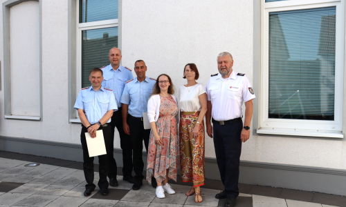 Martin Hanne (stellvertretender Ortsbrandmeister), Kai Hertweck (bisheriger Ortsbrandmeister), Manfred Roth (neuer Ortsbrandmeister), Anika Tiburczy (Gemeinde Vechelde, Fachbereichsleiterin), Britta Schwartz-Landeck (Erste Gemeinderätin), Peter Splitt (Gemeindebrandmeister) (v. li.). 