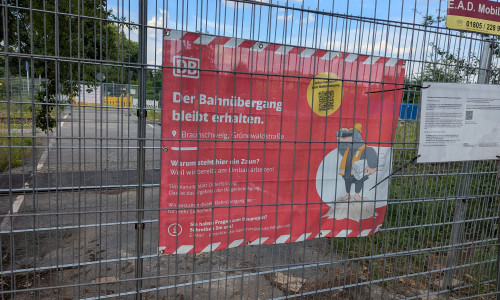 Der Bahnübergang an der Grünewaldstraße bleibt auf unbestimmte Zeit geschlossen.