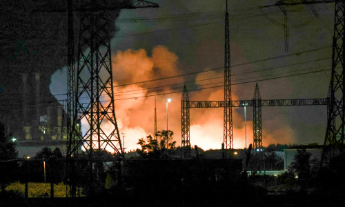 Noch spät in der Nacht war das Feuer bei der Salzgitter AG längst nicht gelöscht.
