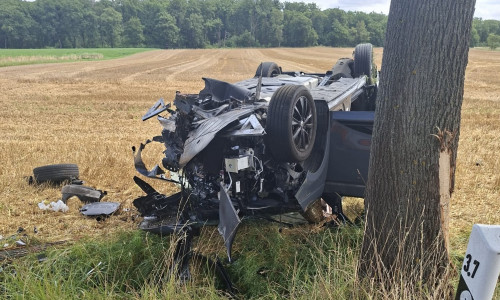 Das Auto wurde stark zerstört.