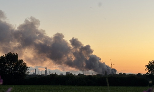 Die Rauchsäule aus Salzgitter verdunkelte den Abendhimmel.