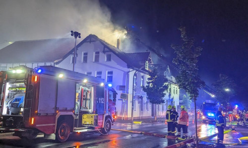 Eine besondere Herausforderung bei der Brandbekämpfung stellte die Größe und bauliche Struktur des betroffenen Gebäudekomplexes dar.