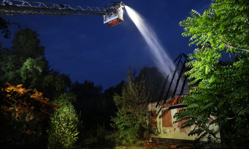 Als die Feuerwehr eintraf, stand der Dachstuhl des unbewohnten Gebäudes in Vollbrand.