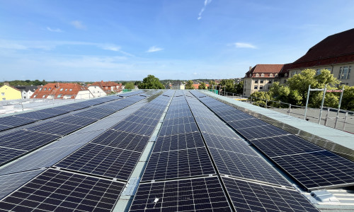 Die im vergangenen Jahr in Betrieb genommene Photovoltaikanlage auf dem Turnhallendach der IGS Helmstedt.