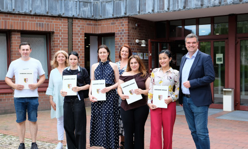 Gruppenfoto vor dem Kreishaus: Landrat Dr. Alexander Saipa (rechts) gemeinsam mit den eingebürgerten Personen und zwei Mitarbeiterinnen aus der Ausländerbehörde. 