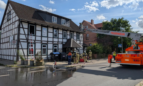 De Feuerwehr Wolfenbüttel rückte mit samt Drehleiter nach Fümmelse aus.