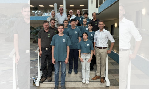 Teilnehmer des internationalen Workcamps gemeinsam mit Oberbürgermeister Dennis Weilmann (vorne rechts) in der Bürgerhalle.