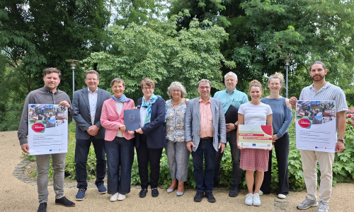 Die Projektbeteiligten (von links) bei der Übergabe des Förderbescheids: Sören Brose aus der Abteilung Natur- und Landschaftsschutz des Landkreises Gifhorn, Rolf-Dieter Schulze, Samtgemeindebürgermeister Wesendorf, Dr. Ulrike Witt, Landesbeauftragte für regionale Landesentwicklung Braunschweig, Kreisrätin und Umweltdezernentin Ute Spieler, Antje Präger, Leiterin des Fachbereichs Umwelt beim Landkreis Gifhorn, Dr. Franz-Josef Holzmüller, Leiter des Fachbereichs Bauwesen beim Landkreis Gifhorn, Klaus-Dieter Böse, Geschäftsführer des Landvolk-Kreisverbands Gifhorn-Wolfsburg, Annik Bechmann vom Regionalmanagement der Zukunftsregion SüdOstNiedersachsen, ihre ehemalige Kollegin und Mitinitiatorin Katja Theißen und Felix Plath vom Team Klimaschutzmanagement des Landkreises Gifhorn.