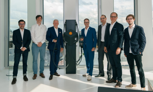 Von links nach rechts: Oskar Klaes (CCO, CUBOS), Felix Janssen (Vertriebsleiter Ladeinfrastruktur, TotalEnergies), Marc Wille (CEO, CUBOS), Jan Petersen (Managing Director, TotalEnergies), Cedric Ducasse (Senior Strategy Manager, TotalEnergies), Albrecht Kindler (CFO, CUBOS) und Maximilian Wille (Head of Staff, CUBOS).