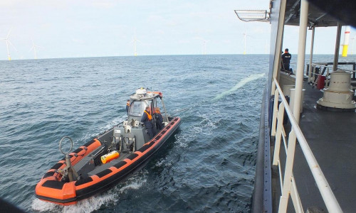 Nahaufnahme vom Kontrollboot mit dem Rotorblatt (Archiv)