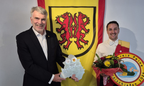 Kevin Schernich erhielt von Landrat Henning Heiß die Insignien der Königswürde.