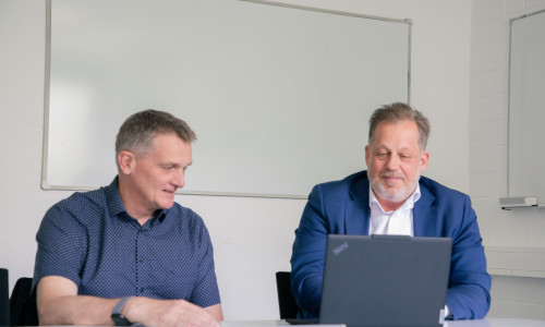 Prof. Dr.-Ing. Lars Kühl und Prof. Dr.-Ing. Jens Wagner koordinieren an der Ostfalia Hochschule die Forschungsarbeiten im Projekt WaTsup zur Nutzung von Trinkwasser als Wärmequelle.   