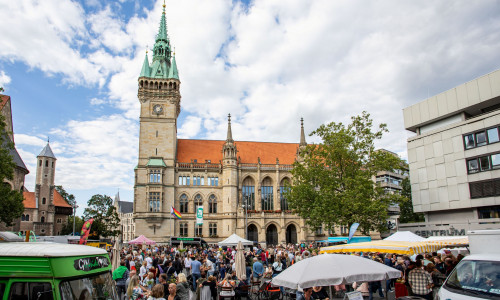 Frische Lebensmittel shoppen und auf den Feierabend anstoßen: Ab dem 22. Juli laden die Braunschweig Stadtmarketing GmbH und das Hofbrauhaus Wolters zum Abendmarkt ein.