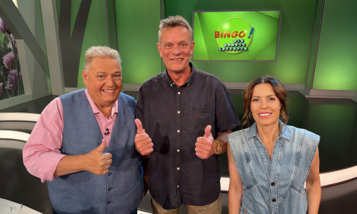 Nach der Sendung gab es noch ein Erinnerungsfoto mit den Moderatoren Michael Thürnau (li.) und Jule Gölsdorf.