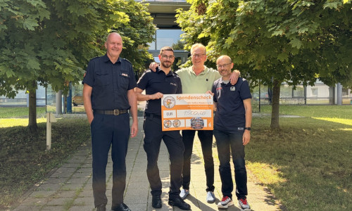 Thomas Bodendiek, Sascha Repp, Volker Machura und Holger Fricke bei der Scheck-Übergabe.