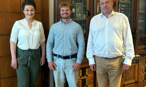 Julia Vahldieck, Julian Diedrich und Bürgermeister Wittich Schobert (v. li.) freuen sich über die Anpassung des Tierheimbetreibervertrages.