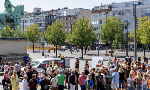Auf dem Schlossplatz versammelten sich am Samstag zahlreiche Menschen.