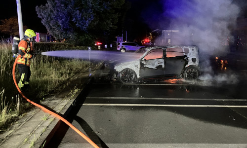 Die Feuerwehr musste das Fahrzeug gleich zweimal löschen.