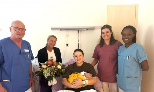 Olaf Scholz, leitender Oberarzt, Aline Prasse, Pflegedirektorin, Mutter Vanessa Noack mit Baby Liara Marlen, Melina Marschall, Hebamme und Chisango Kunaka, Gesundheits- und Krankenpflegerin (v. li.).
